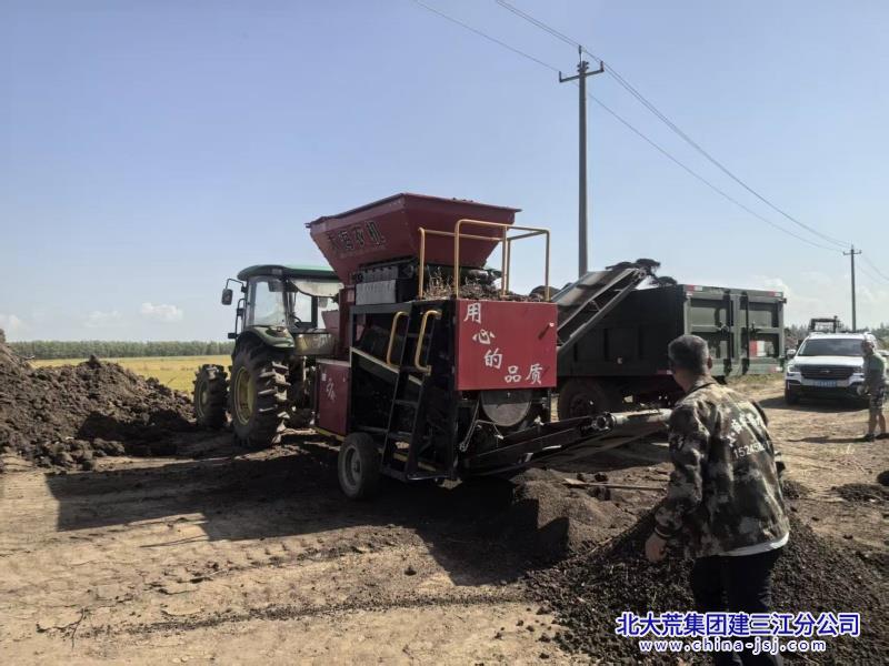 第二管理區(qū)種植戶篩苗床土_副本.jpg