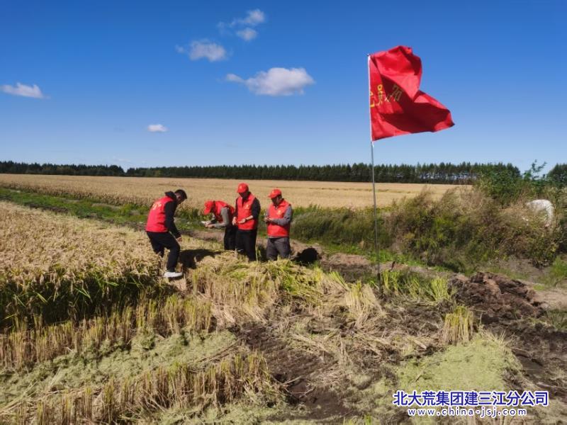黨員服務(wù)隊(duì)活動(dòng)現(xiàn)場(chǎng).jpg 黨員服務(wù)隊(duì)活動(dòng)現(xiàn)場(chǎng).jpg