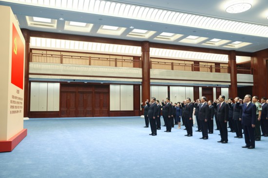 2021年6月18日，在中國共產(chǎn)黨歷史展覽館參觀“‘不忘初心、牢記使命’中國共產(chǎn)黨歷史展覽”結(jié)束后，習(xí)近平帶領(lǐng)黨員領(lǐng)導(dǎo)同志一起重溫入黨誓詞。