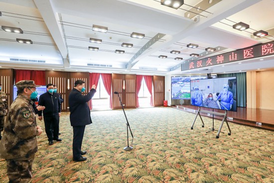 2020年3月10日，習(xí)近平專門赴湖北省武漢市考察新冠肺炎疫情防控工作。這是習(xí)近平在火神山醫(yī)院指揮中心視頻連線感染科病房，與病房內(nèi)患者和醫(yī)務(wù)人員親切交流。